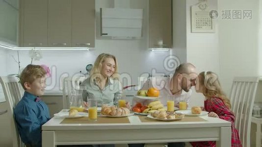 有兄弟姐妹的家庭在厨房吃早餐视频