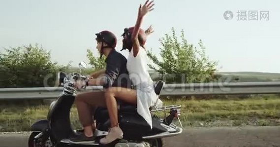 一个年轻的女人和一个男人戴着头盔骑着摩托车上路视频