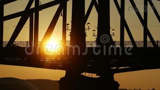 布达佩斯市中心和日出桥的低角度景观视频