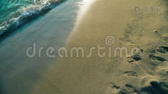 海水的特写洗脸池日落时缓慢移动的沙滩视频