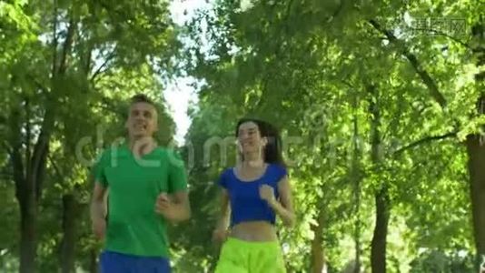 积极运动跑步者慢跑公园小径视频