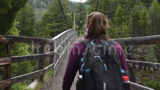 女子横渡吊桥视频