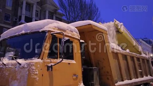 挖掘机清扫城市大量积雪的街道..视频