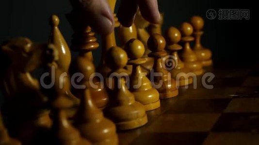 国际象棋第一步的特写镜头。人类正在移动白爪子。视频