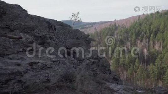 山峦和混交林的悬崖景观。视频