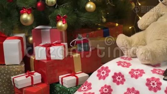 圣诞树、装饰和礼品盒的特写。 黑暗背景下的圣诞灯和花环-快乐的节日和新的你视频