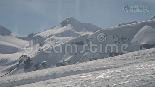 阳光明媚的一天，高加索雪山的影像全景视频