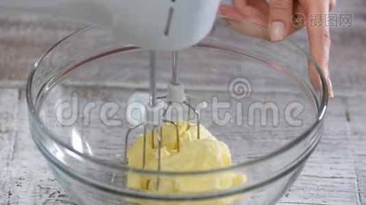 把黄油打在碗里。 为蛋糕做奶油的过程..视频