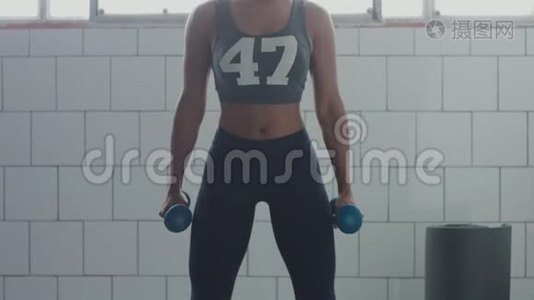 完美身材的黑人女人做一个有重量锻炼的蹲视频