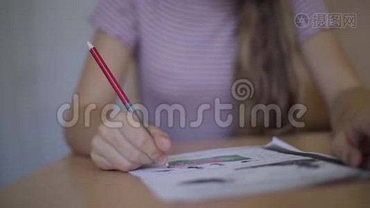 快乐的女学生坐在书桌上写作业本视频