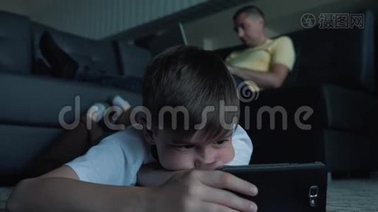 快乐的家人爸爸妈妈和儿子看电影，玩手机和笔记本电脑游戏视频