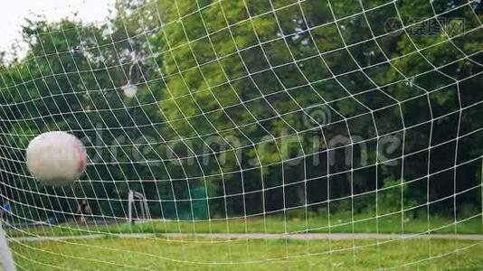 一个足球飞进网里的特写镜头。 目标。视频