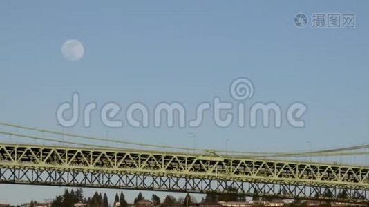 靠近塔科马窄桥与大月亮视频