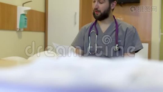 医生说病人在医院里的化验结果视频