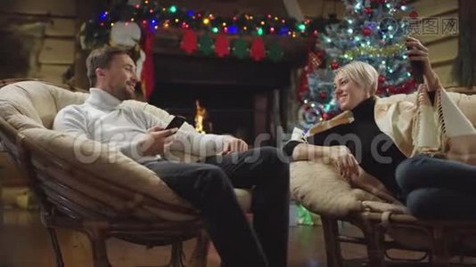 丈夫和妻子在圣诞节的视频聊天中交谈视频