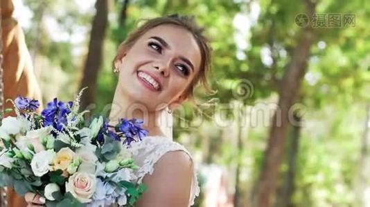 一位美丽的幸福女孩新娘的特写肖像视频