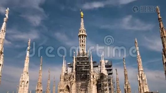 意大利米兰-2016年5月：Duomo泻叶雕像超垂视频
