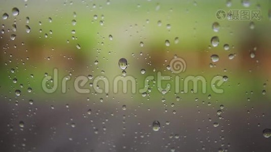 雨滴落在玻璃上视频