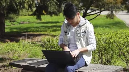 一个亚洲人在笔记本电脑上工作时有个主意视频