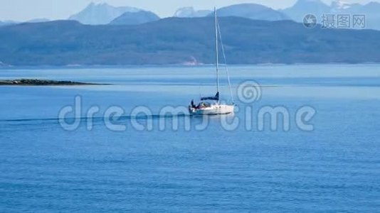 游艇航行在靠近海岸的蓝色北海与峡湾视频