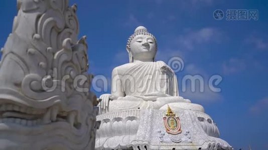 在普吉岛上拍摄了一尊大佛像。 前往泰国的旅行视频