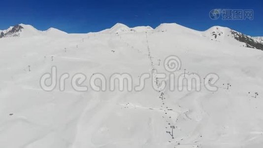 阿尔卑斯山滑雪坡的4k景观，从底部升起视频