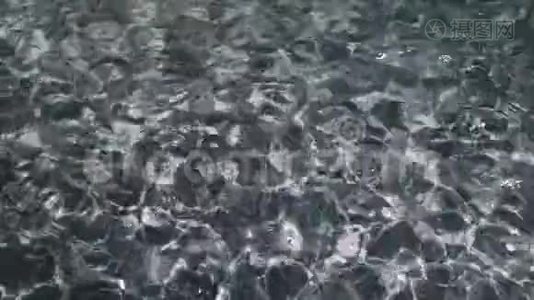 透明的水被太阳照亮，形成美丽的图案4k视频