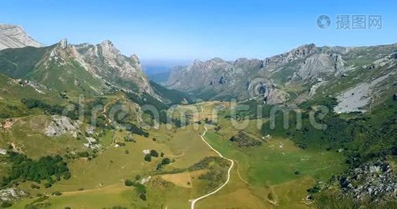 Cantabrian海岸内部山谷的正面移动视频