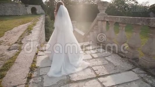 新娘的后景走在古堡的楼梯上视频