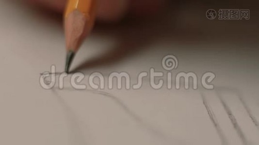 男人`手在纸上画铅笔。 创建一个设计特写视频