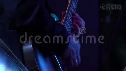 音乐会上的吉他手用黑樱桃电吉他演奏视频