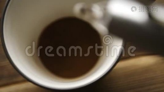 热水倒入白杯中，加入速溶咖啡..视频