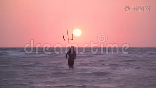 日落时分，一个人在海边奔跑，手里拿着一只训练风筝视频
