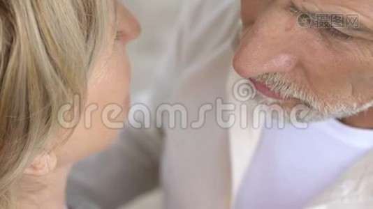年长的男人温柔地亲吻成熟的女人，浪漫的户外约会，恩爱的夫妻视频