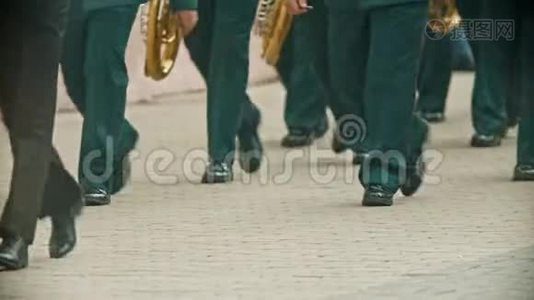 一场风琴游行-穿着绿色服装的人拿着乐器走在街上-军事音乐剧视频