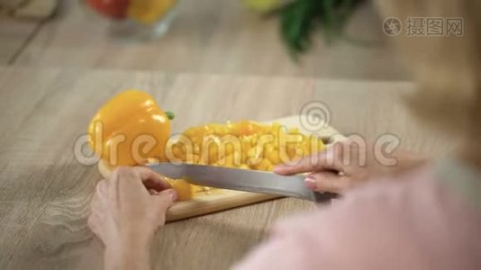 女人在厨房做蔬菜沙拉，调情的丈夫尝试品尝，家庭视频