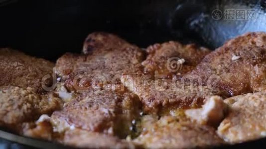 一块多汁的新鲜猪肉，用油煎锅视频