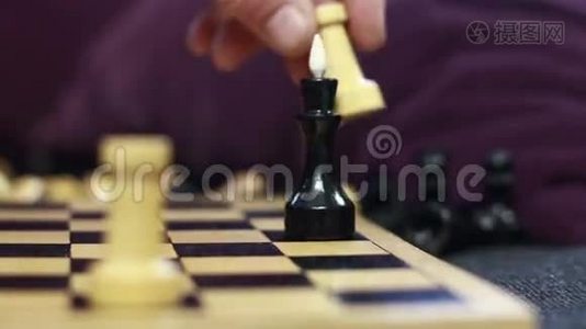 在下棋的同桌视频