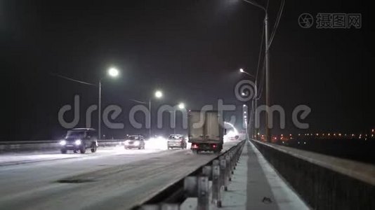 加速运动，暴风雪中汽车通过大桥的夜间运动视频