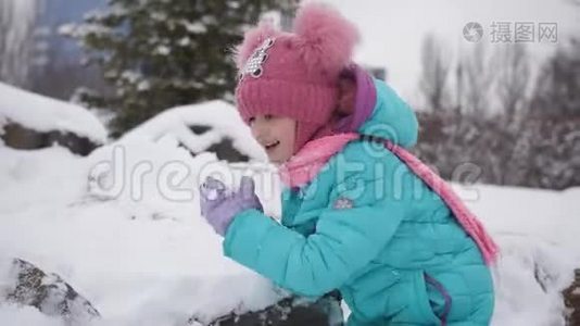 冬天公园里的小女孩爸爸把雪球扔出去了。视频