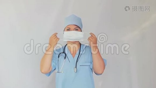 一位女医生给自己包扎了一条纱布，右边是叶子。 摄像机移动到杜莉视频