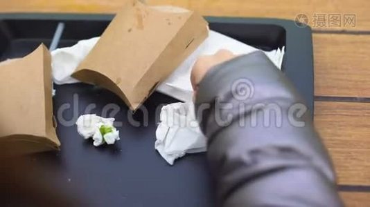 女顾客把用过的纸巾扔到塑料托盘上然后离开，粗心大意视频
