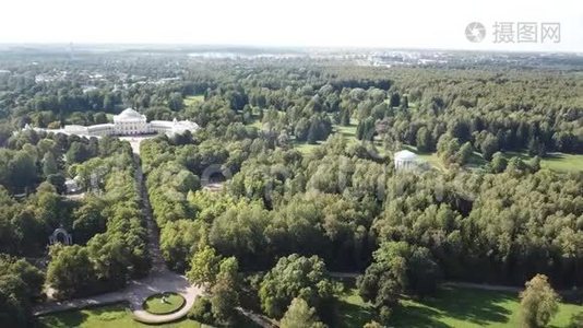 从无人驾驶飞机到18世纪巴甫洛夫斯克宫，俄罗斯帝国友谊神庙圆形展馆的俯视图视频