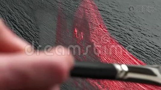 毛笔画出长长的红色笔画.视频