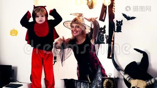 一个穿着女巫套装的女人和一个穿着龙服的小男孩在万圣节假期里吓着每个人。 幸福家庭视频