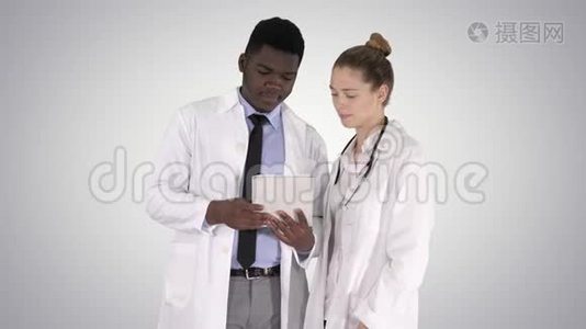知识医疗专业阿弗罗美国医生与大学使用数字平板电脑梯度背景。视频