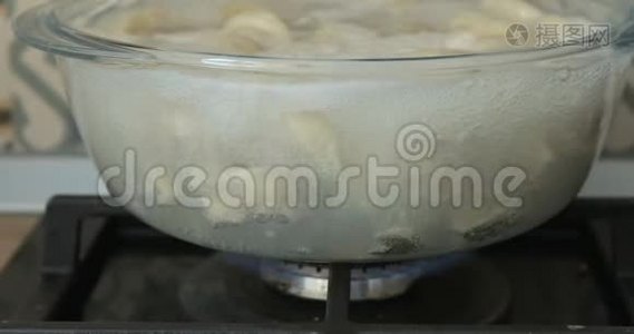 烹饪自制饺子的过程.. 锅中沸水包饺子视频
