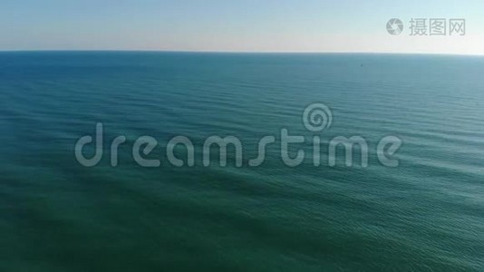 照相机飞过模糊的海浪，飞向干净的地平线。 照相机飞过大海，飞向清澈的地平线视频
