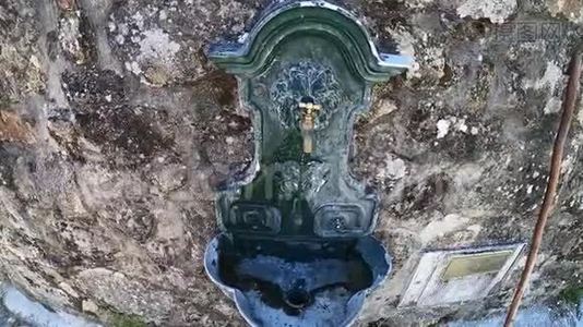沿着葡萄牙维拉普拉亚德安科拉的卡米诺饮用水喷泉。 卡米诺·波图格。 去圣地亚哥。 朝圣者视频