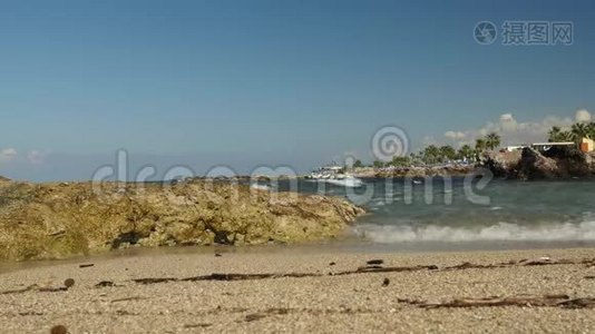 平静的时间流逝的小波浪撞击一个空沙滩，创造海洋泡沫。 塞浦路斯平静的大海。视频